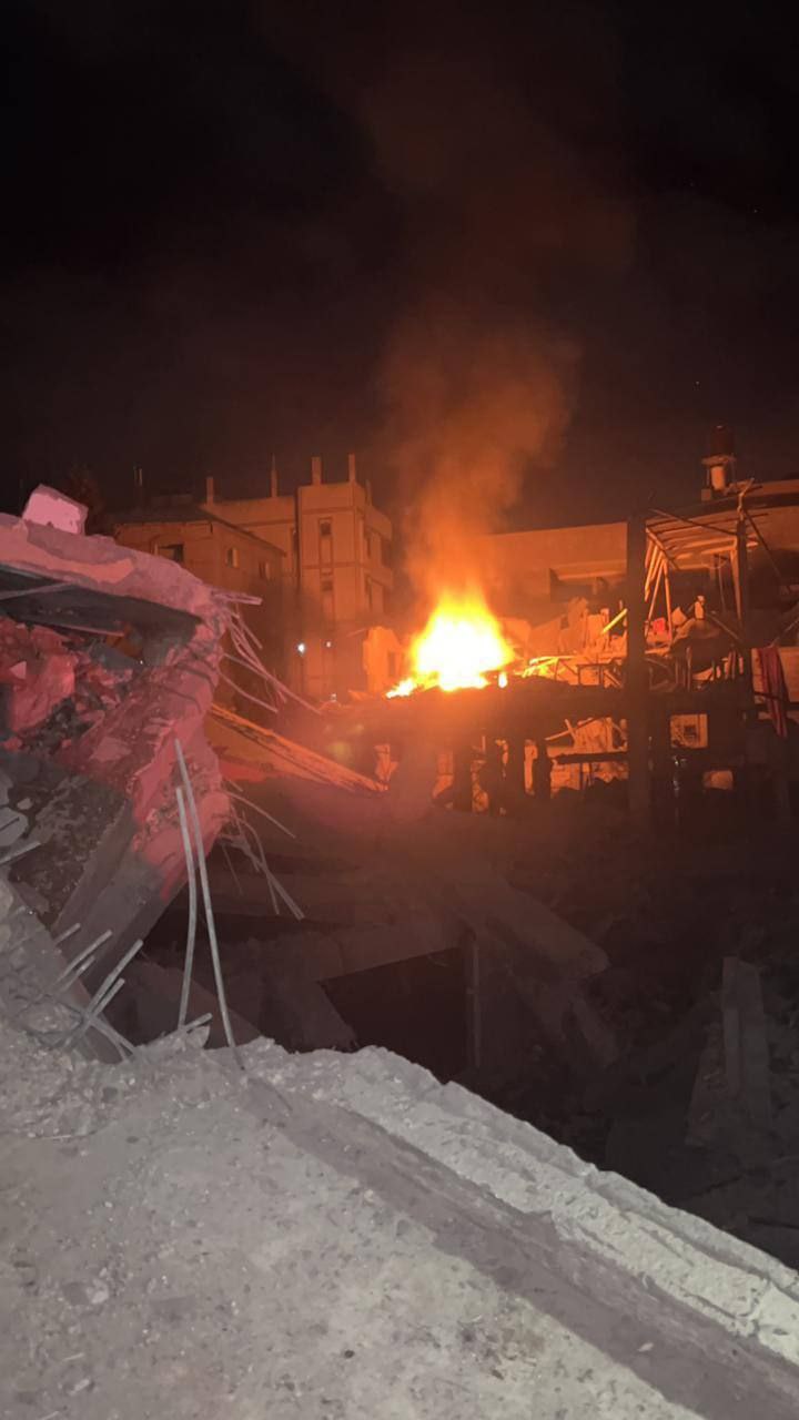 لحظة استهداف الاحتلال الإسرائيلي لمسجد الفاروق بمخيم الشابورة وسط مدينة رفح جنوبي قطاع غزة